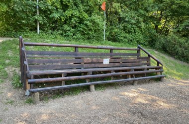 Wooden log grandstand für outdoor school lessons, © Naturpark Purkersdorf/G.Orosel