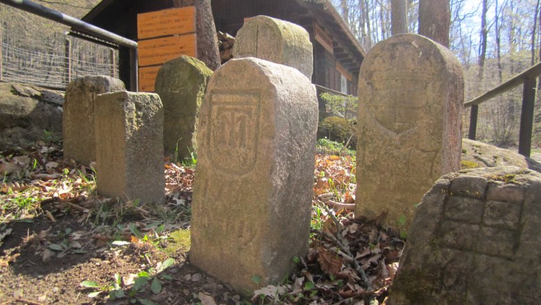 Alte Grenzsteine beim Naturparkzentrum Deutschwald  , © Naturpark Purkersdorf