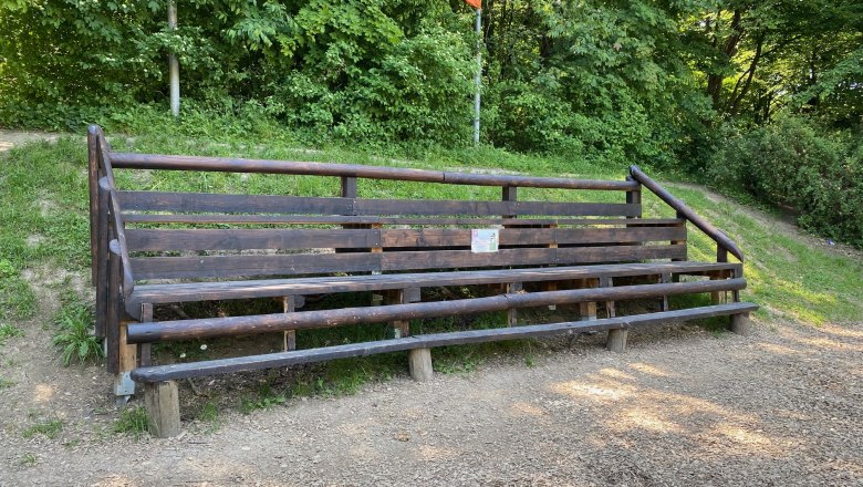 Wooden log grandstand für outdoor school lessons, © Naturpark Purkersdorf/G.Orosel