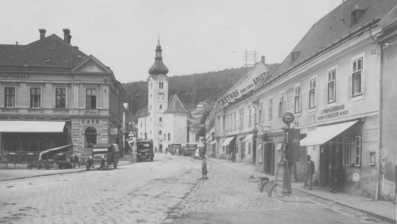 Hauptplatz 1930 - re die erste Tankstelle, li Gemüsestand
Fam Ring &amp; Cafe Lindinger, © Stadtmuseum Purkersdorf