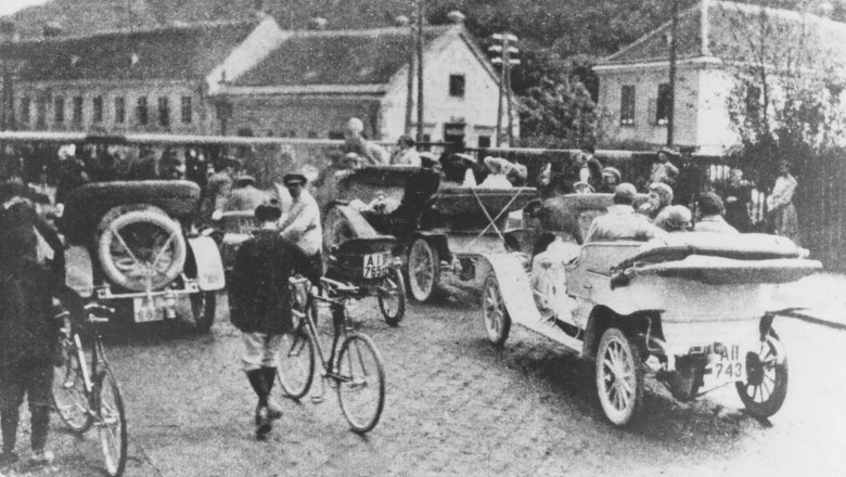 Purkersdorf 1911 - Warten beim Bahnschranken am Hauptplatz, © Stadtmuseum Purkersdorf